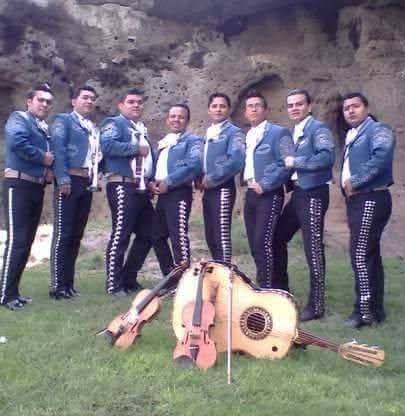 Mariachi Camperos 2000 ensayando